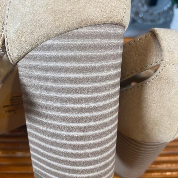 Express Tan Faux Suede Perforated Open Toe Ankle Strap Block Heel Women SZ 6 - Picture 12 of 14